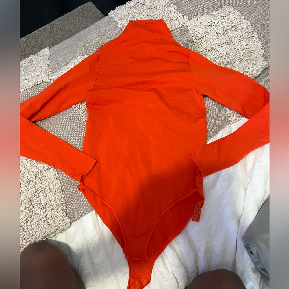 SALE SKIMS essential bodysuit nwot